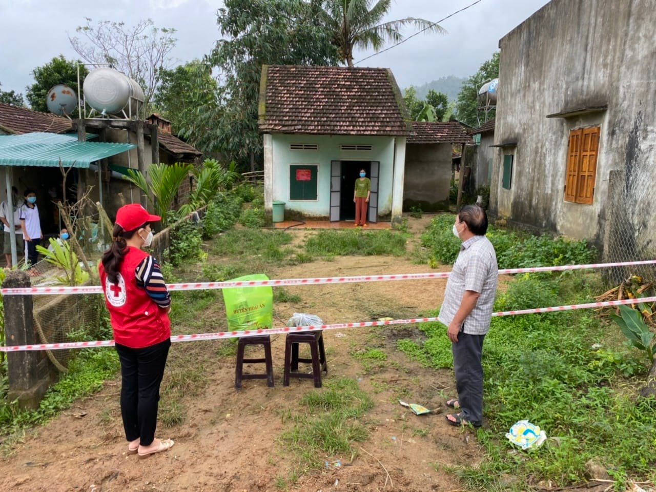 Hội CTĐ huyện Hoài Ân cùng lãnh đạo UBND huyện trao hỗ trợ cho các trường hợp là bệnh nhân F0 điều trị tại nhà