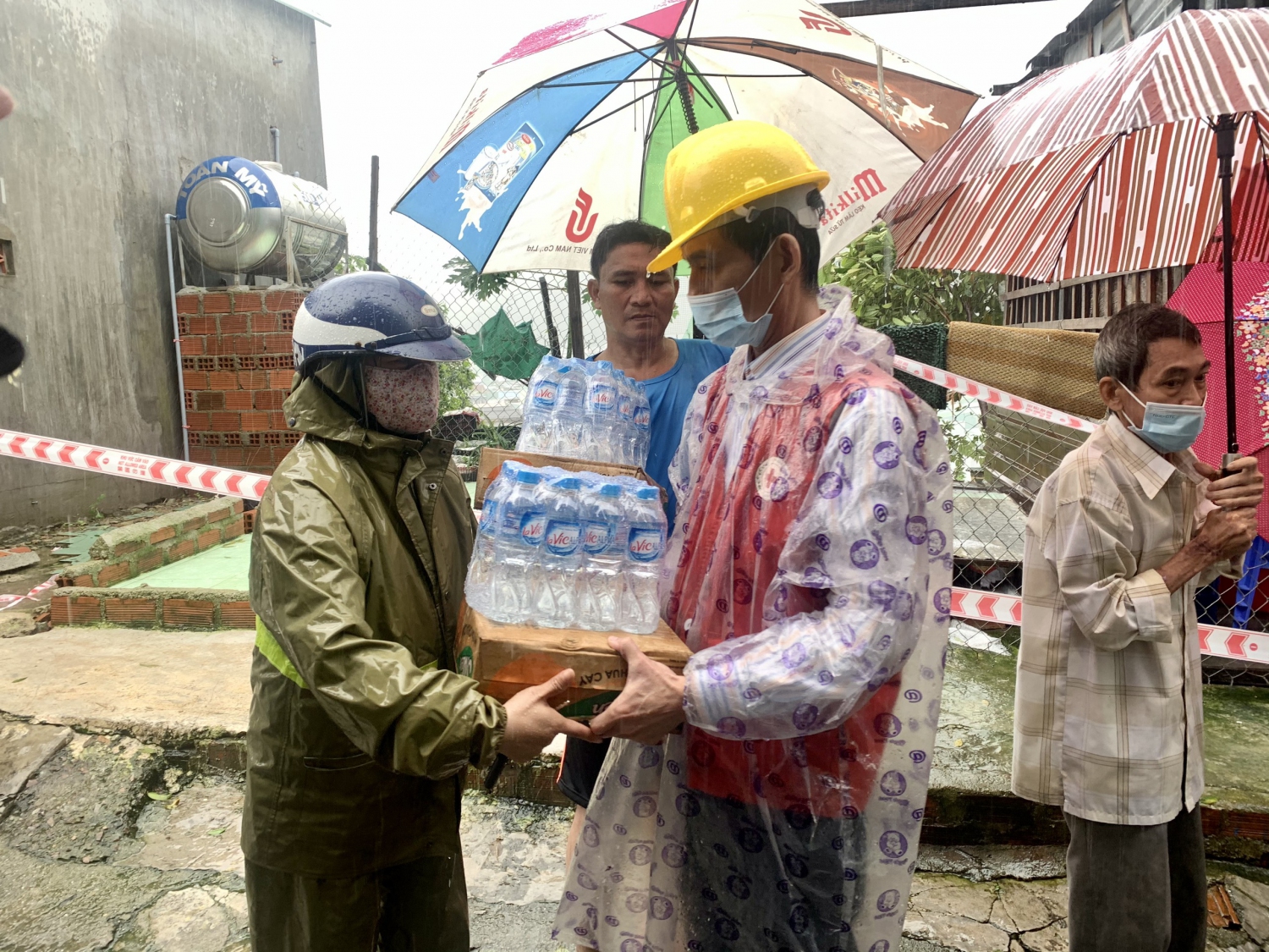 Ông Lê Phong - Phó Chủ tịch Thường trực Hội CTĐ tỉnh  đang trao hỗ trợ người dân tại TP. Quy Nhơn