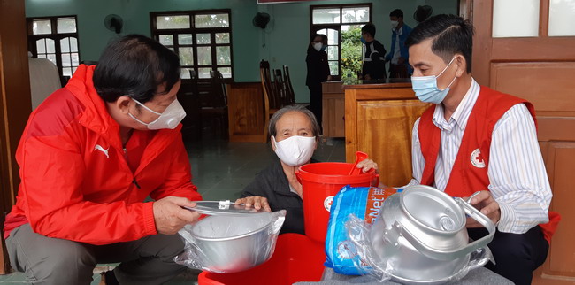 Trao thùng hàng gia đình cho hộ cao tuổi, bệnh tật ở huyện Phù Mỹ. ngày 06.12 vừa qua