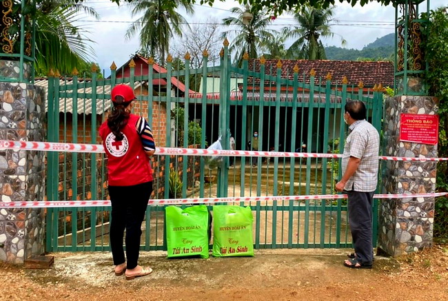 Hội CTĐ huyện Hoài Ân phối hợp với UBND huyện thăm hỏi, động viên và tặng quà hỗ trợ bệnh nhân F0 điều trị tại nhà vào ngày 17.12. Ảnh: Hội CTĐ huyện Hoài Ân