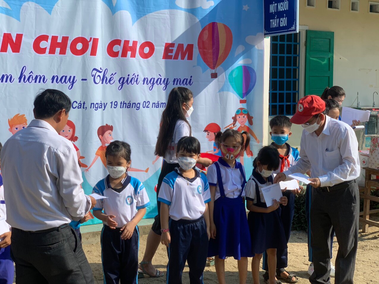 Các em học sinh được nhận học bổng từ CLB 25 Bình Định