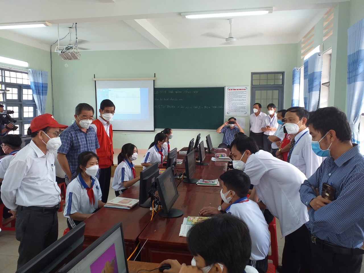 Đại biểu tham quan phòng máy vi tính tại Trường THCS Tây Thuận