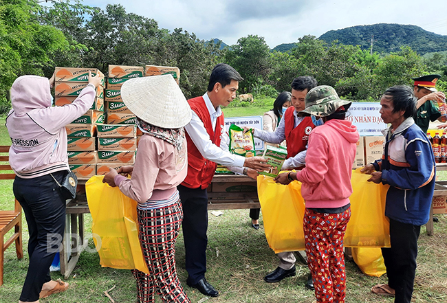 Phiên chợ Nhân đạo tặng quà miễn phí cho hộ nghèo, hoàn cảnh khó khăn thôn M6