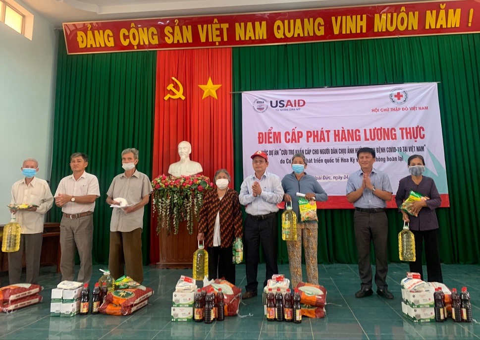 Trao quà cho các hộ dân hưởng lợi phường Hoài Đức, thị xã Hoài Nhơn