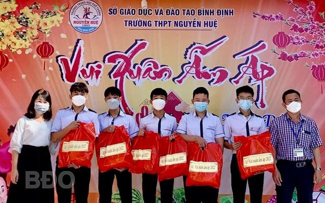 Hội CTĐ phối hợp với Hội Khuyến học Trường THPT Nguyễn Huệ trao quà cho học sinh có hoàn cảnh khó khăn nhân dịp Tết Nhâm Dần 2022