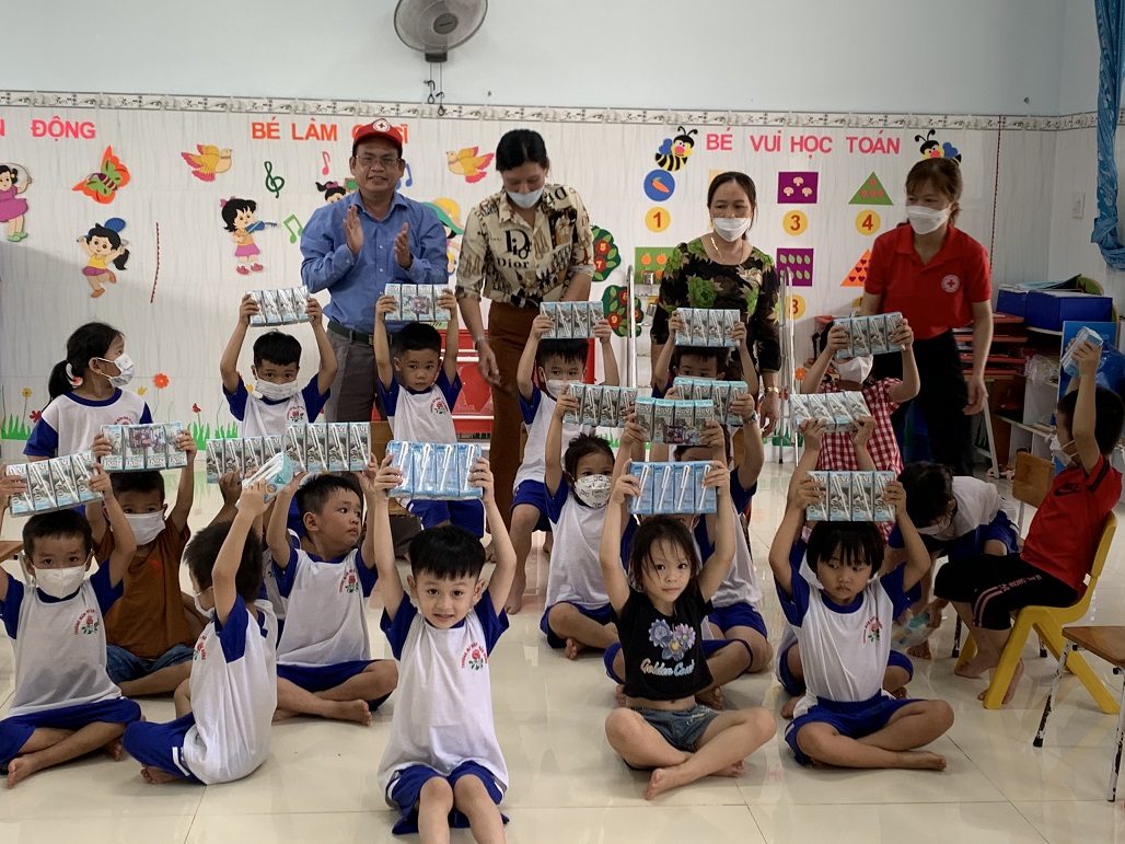 Ông Hà Văn Cát - Chủ tịch Hội CTĐ tỉnh tặng sữa cho các cháu Trường mẫu giáo xã Ân Hảo Đông, huyện Hoài Ân
