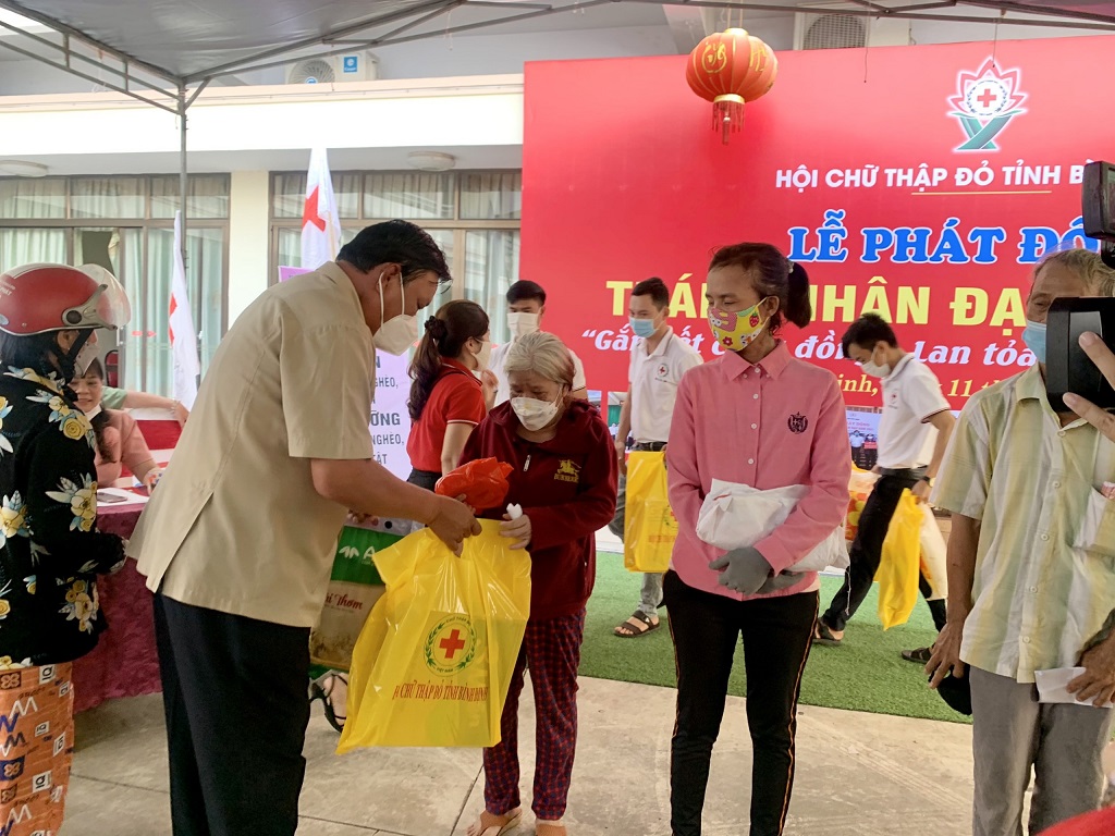 Đồng chí Lê Kim Toàn - Phó Bí thư thường trực Tỉnh ủy, Trưởng đoàn đại biểu Quốc hội tỉnh dự và trao quà tại Lễ phát động Tháng Nhân đạo năm 2022