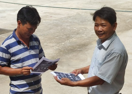 Anh Nguyễn Thanh Sơn (phải) đang tuyên truyền vận động người dân hiến máu tình nguyện.