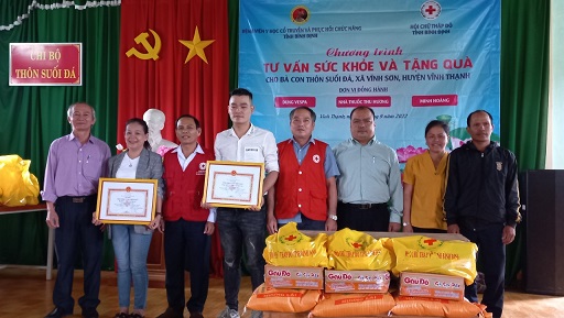 Ông Phạm Văn Dư - Phó Chủ tịch tỉnh Hội và BS Lê Phước Nin - GĐ Bệnh viện YHCT-PHCN tỉnh chụp hình lưu niệm