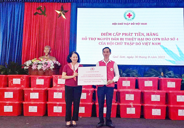 Bà Bùi Thị Hòa - Chủ tịch Hội Chữ thập đỏ Việt Nam trao biểu trưng hỗ trợ người dân Quảng Nam bị thiệt hại do bão số 4, trị giá 320 triệu đồng.