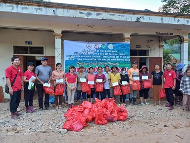 Đoàn công tác trao quà cứu trợ cho người dân bị thiệt hại do mưa lũ huyện Kỳ Sơn