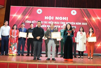 Ông Hà Văn Cát - Chủ tịch Hội CTĐ tỉnh nhận Bằng khen về thành tích HMTN của Trung ương Hội