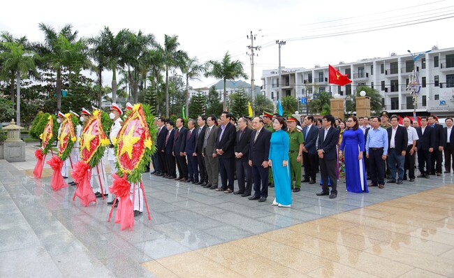 Tỉnh ủy, HĐND, UBND, Ủy ban MTTQ Việt Nam tỉnh tổ chức Lễ viếng Nghĩa trang liệt sĩ TP Quy Nhơn nhân dịp tết Nguyên đán Quý Mão 2023.