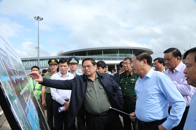 Cho rằng việc nâng cấp Cảng hàng không Phù Cát là cần thiết, Thủ tướng Chính phủ Phạm Minh Chính yêu cầu các bộ, ngành liên quan phối hợp triển khai. Ảnh: TIẾN SỸ