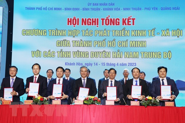 Lãnh đạo Thành phố Hồ Chí Minh và 6 tỉnh duyên hải Nam Trung Bộ ký kết hợp tác phát triển kinh tế-xã hội giai đoạn 2023-2025