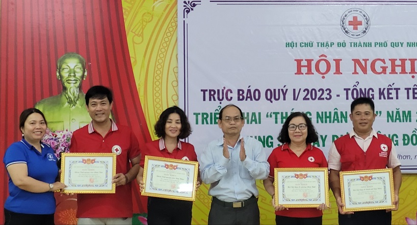 Ông Hà Văn Cát - Chủ tịch Hội CTĐ tỉnh thăm tặng giấy khen cho tập thể và cá nhân xuất sắc tại hội nghị