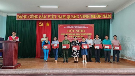 Đc Nguyễn Đình Thuận - Phó Bí thư TT huyện ủy Tuy Phước tặng phần thưởng tôn vinh người HMTN tiêu biểu