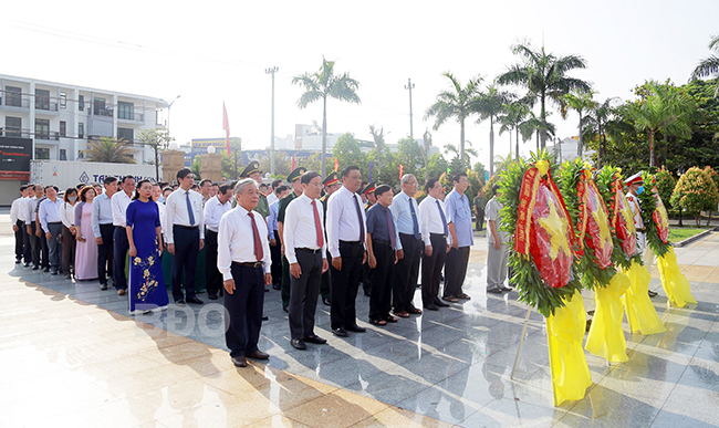 Đoàn đại biểu Tỉnh ủy, HĐND, UBND, Ủy ban MTTQ Việt Nam tỉnh và TP Quy Nhơn viếng Nghĩa trang liệt sĩ TP Quy Nhơn. Ảnh: HỒNG PHÚC