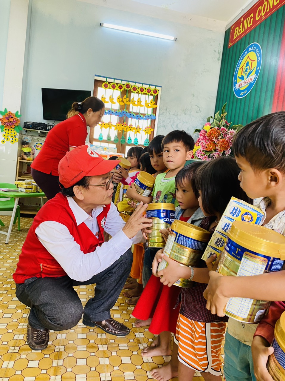 Chủ tịch Hội CTĐ tỉnh Hà Văn Cát tặng sữa cho trẻ em nghèo, khó khăn