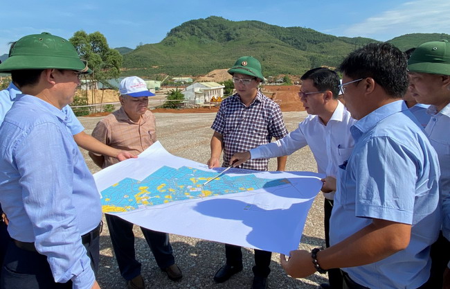 Bí thư Tỉnh ủy Hồ Quốc Dũng (bìa trái) kiểm tra tiến độ dự án Khu công nghiệp Becamex VSIP Bình Định. Ảnh: N.HÂN