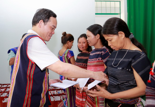 Phó Thủ tướng Trần Lưu Quang tặng quà cho người dân có hoàn cảnh khó khăn ở xã Vĩnh An.