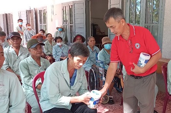 Ông Phan Minh Tùng - Phó Chủ trịch Hội CTĐ tỉnh trao sữa Nutifood cho các ệnh nhân phong, BV Phong - Da liễu TƯ Quy Hòa