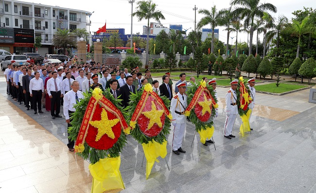 Đoàn đại biểu Tỉnh ủy, HĐND, UBND, Ủy ban MTTQ Việt Nam tỉnh và TP Quy Nhơn viếng Nghĩa trang liệt sĩ TP Quy Nhơn.