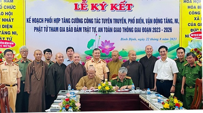 Quang cảnh buổi ký kết.