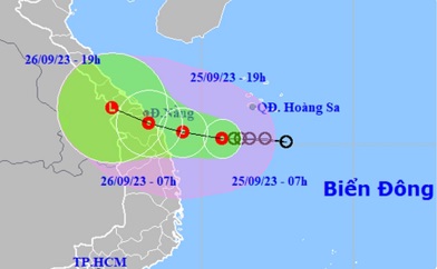 Áp thấp nhiệt đới cách bờ hơn 200km, miền Trung đang mưa lớn