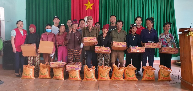 Hoài Ân: Tặng quà cho hộ nghèo