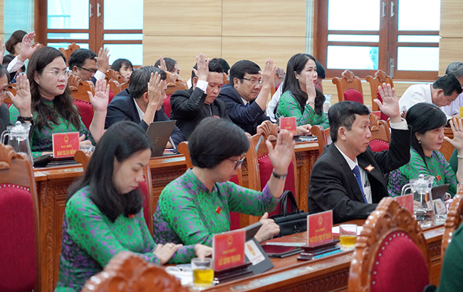 Đại biểu HĐND tỉnh biểu quyết thông qua các Nghị quyết tại Kỳ họp.