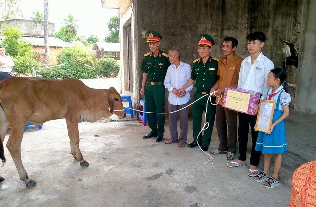 Tặng bò giống cho hộ nghèo ở xã Cát Sơn