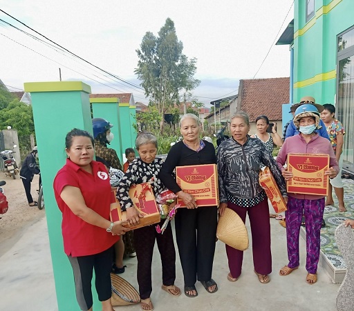 Tây Sơn, An Lão: Tặng quà cho người cao tuổi và học sinh trường bán trú