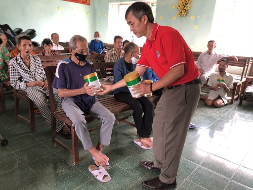 Phó Chủ tịch Hội CTĐ tỉnh Phan Minh Tùng trao sữa cho các cụ già tại Trung tâm CTXH và BTXH Bình Định