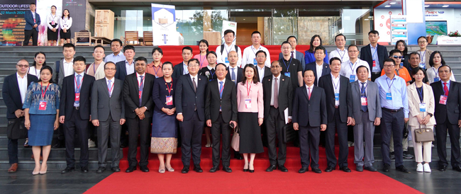 Lãnh đạo tỉnh chụp ảnh lưu niệm với các trưởng cơ quan đại diện ngoại giao và các tổ chức nước ngoài tại Việt Nam tại Hội nghị.