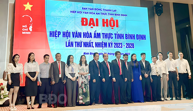 Ban Chấp hành Hiệp hội Văn hóa Ẩm thực tỉnh Bình Định nhiệm kỳ 2023 - 2028 ra mắt Đại hội. Ảnh: N.T