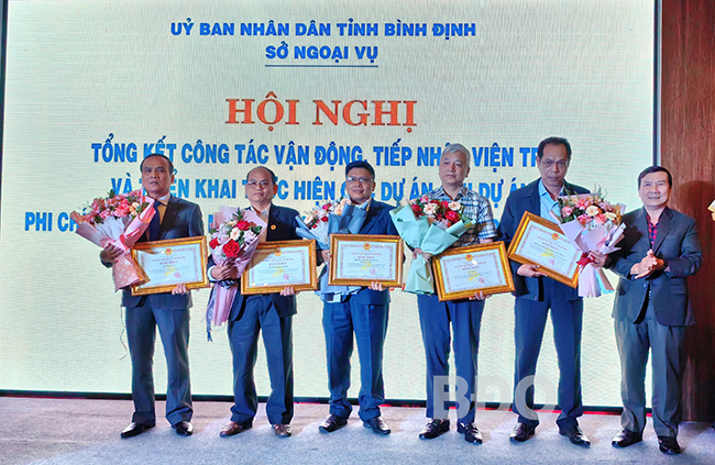 Ông Hà Văn Cát - Chủ tịch Hội CTĐ tỉnh (thứ 2, từ trái qua) nhận Bằng khen của Chủ tịch UBND tỉnh