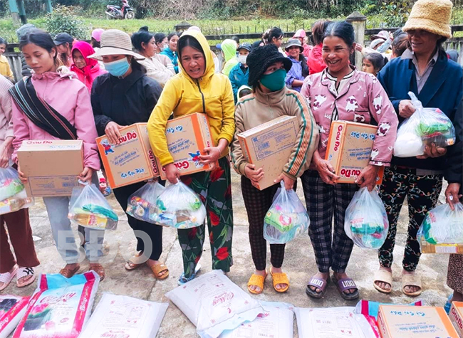 Trao quà cho người dân nghèo, khó khăn xã An Toàn, huyện An Lão