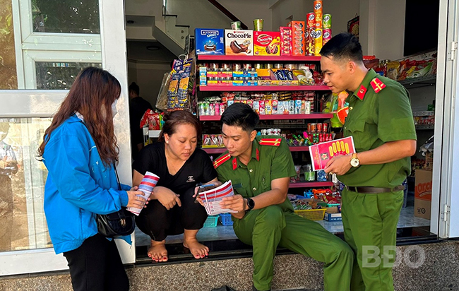 Lực lượng CA và ĐVTN TP Quy Nhơn hỗ trợ người dân cài đặt tài khoản định danh điện tử để sử dụng dịch vụ công trực tuyến.