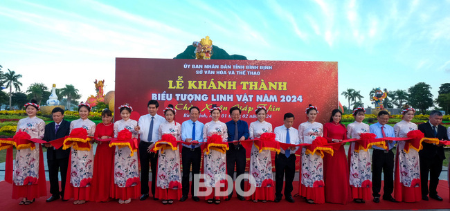 Lãnh đạo tỉnh cắt băng khánh thành biểu tượng linh vật năm Giáp Thìn 2024. Ảnh: NGỌC NHUẬN