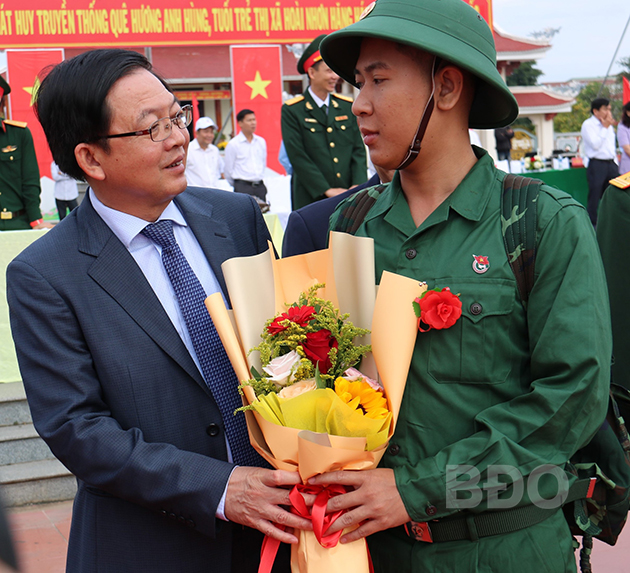 Bí thư Tỉnh ủy Hồ Quốc Dũng thăm hỏi, chúc các thanh niên lên đường nhập ngũ thực hiện tốt nhiệm vụ. Ảnh: H.THU