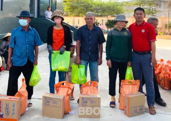 Hội CTĐ xã Phước Mỹ trao quà cho người dân khó khăn. Ảnh: Ngọc Huy