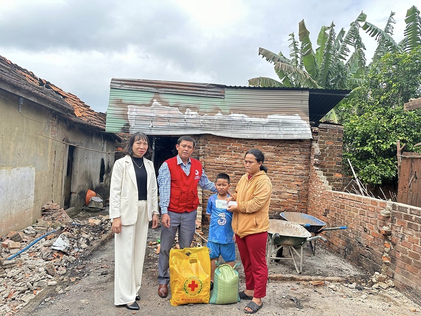 Thăm, hỗ trợ cho gia đình bị cháy nhà ở