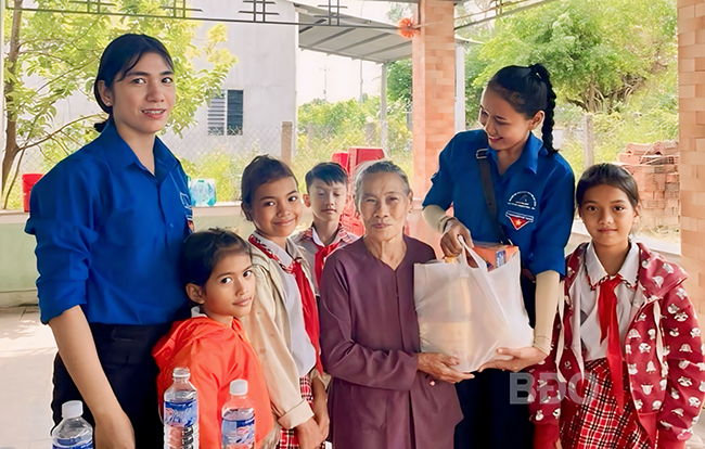 Chị Nguyễn Thị Kim Ngân (bìa trái) thường quan tâm đến người có hoàn cảnh khó khăn ở địa phương.