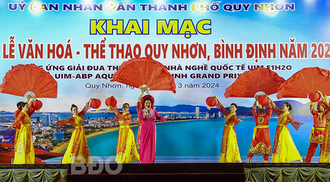 Tiết mục “Hát bội đêm Xuân” do NSƯT Thanh Bình trình bày.