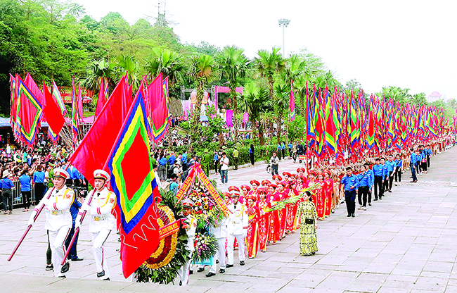 Các nghi thức Giỗ Tổ được tổ chức trang nghiêm thành kính tại Khu di tích lịch sử Đền Hùng (tỉnh Phú Thọ), thể hiện đạo lý uống nước nhớ nguồn của dân tộc ta.