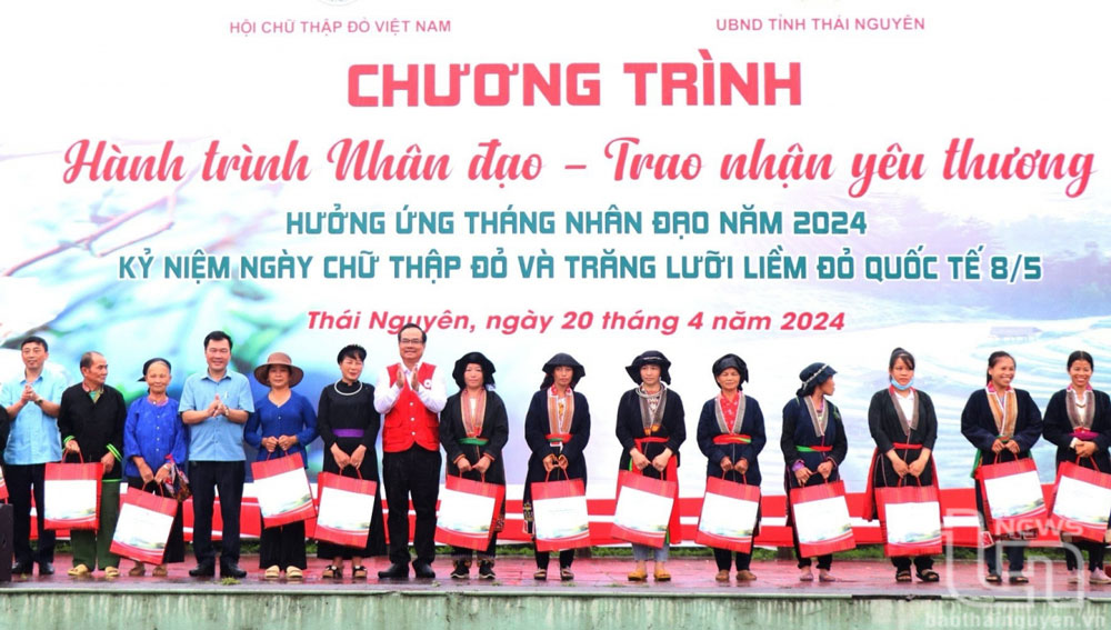 Lãnh đạo Trung ương Hội Chữ thập đỏ trao quà cho người dân huyện Định Hóa.