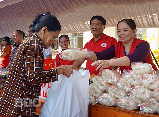 Chị Thái Kim Dung trao quà cho người dân có hoàn cảnh khó khăn tại chương trình Tết Nhân ái - Xuân Giáp Thìn năm 2024 tổ chức ở xã Hoài Mỹ, TX Hoài Nhơn. Ảnh: T.K