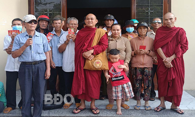 Lãnh đạo Hội CTĐ huyện Phù Mỹ và đại diện đoàn Phật tử quận 8 trao quà cho người mù.