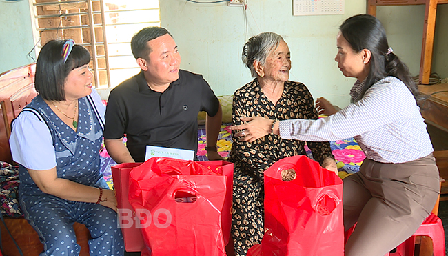 Trao quà cho mẹ Nguyễn Thị Nhiễu